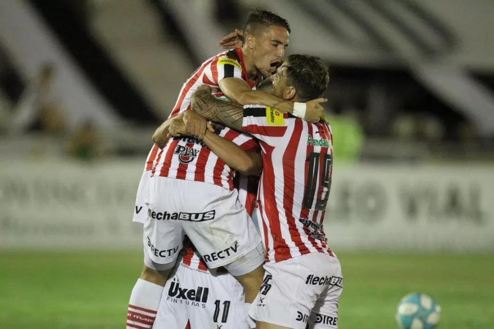 MONTAÑA DE FELICIDAD. Purita y González completan una pila de jugadores que celebran el segundo gol de San Martín, cortesía de Nicolás Castro. foto de marcelo ruiz (especial para la gaceta)