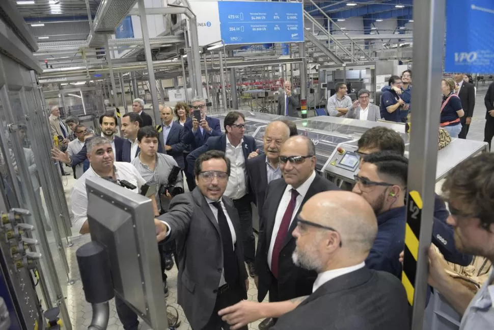 VISTA PROTEGIDA. El gobernador escucha con atención la explicación del presidente de Quilmes respecto a la información de las máquinas de la planta. la gaceta / fotos de franco vera