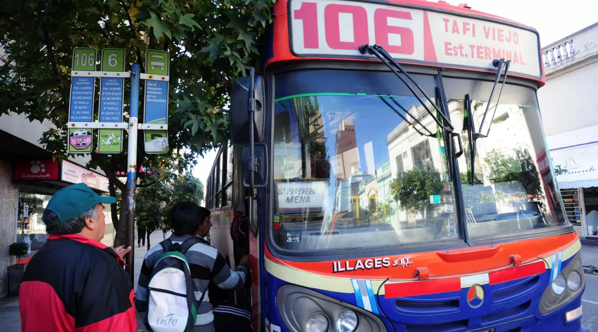 MÁS CARO. El tercer aumento obligará a cargar $300 por semana para viajar 10 veces dentro de la capital.