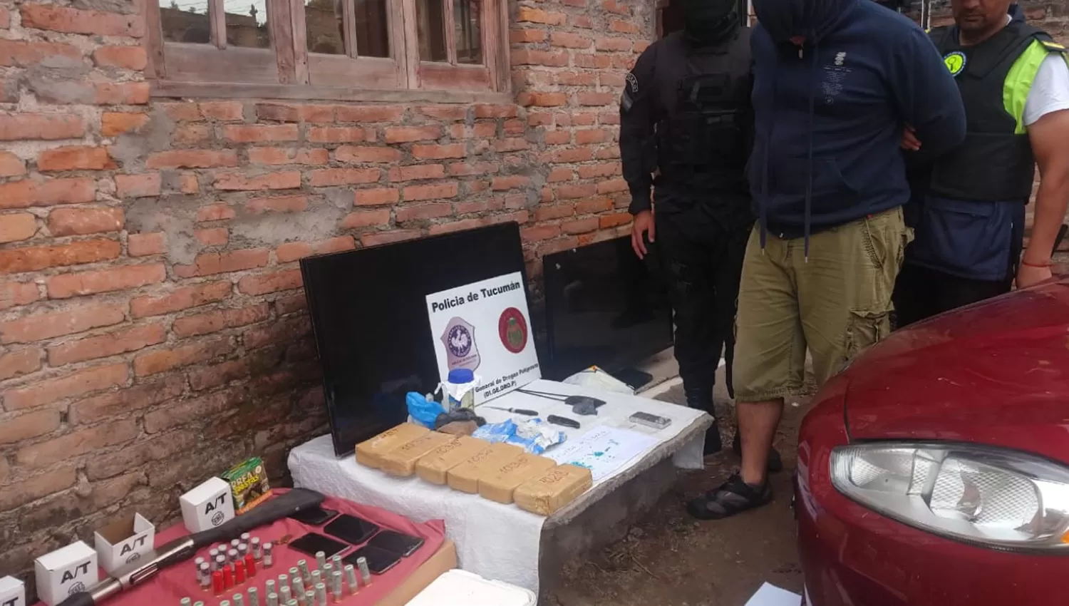 EL RESULTADO. Los allanamientos permitieron aprehender a una decena de personas e incautar una buena cantidad de cocaína.