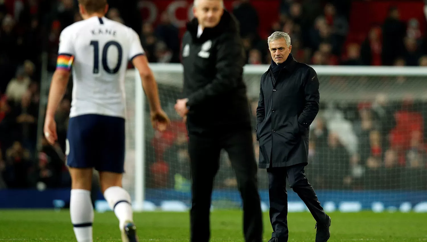 Mourinho aparece en segundo plano. Harry Keane saludó a Solksjaer después del partido. (REUTERS)