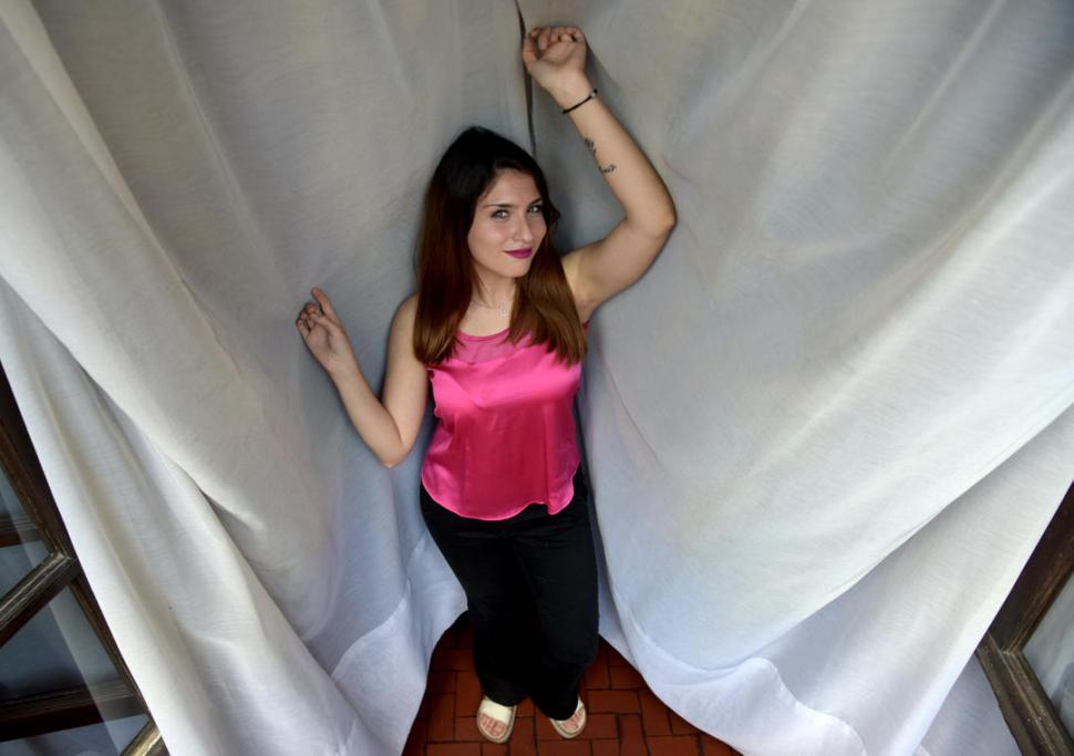 BIANCA. Se presenta en bares con un amigo.