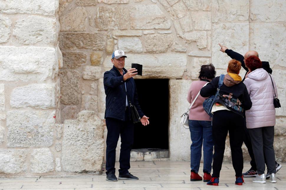  SELFIE. Turistas frente a la basílica de la Natividad.