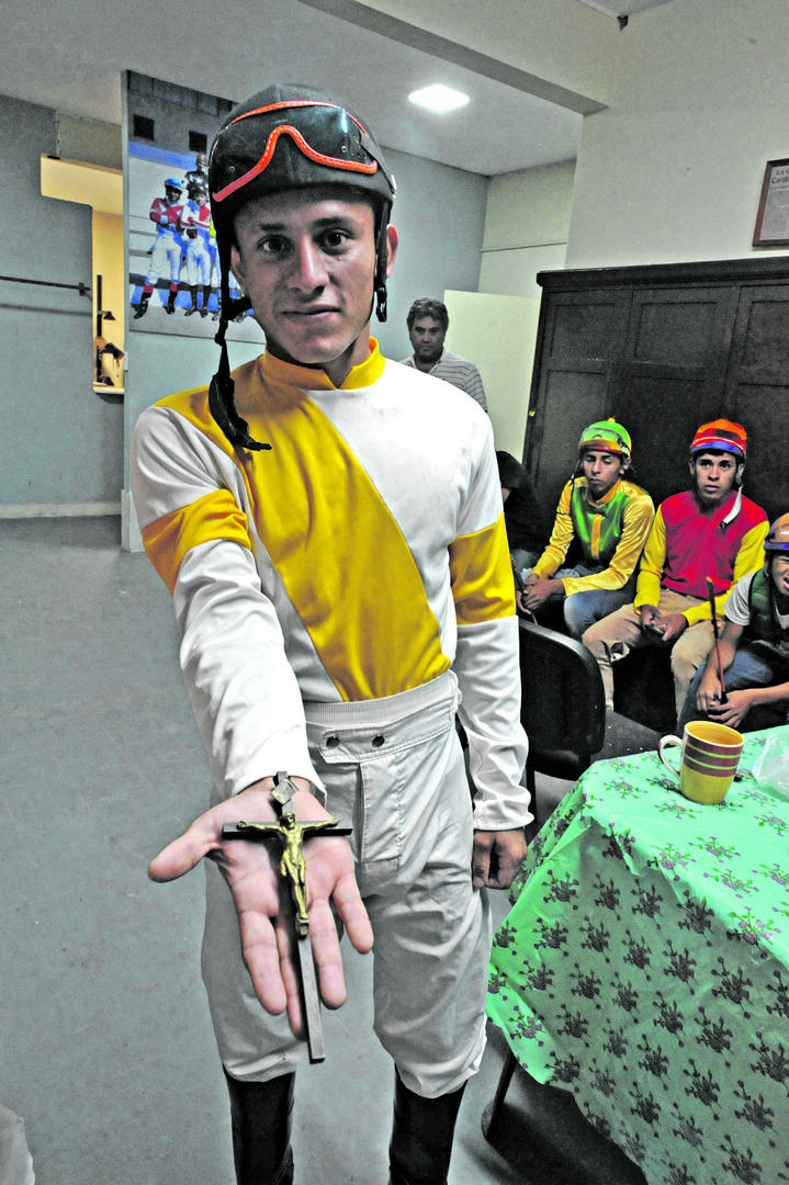 UN RUEGO ANTES DE COMPETIR. Sergio “Cheo” Abregú se persigna antes de cada carrera.