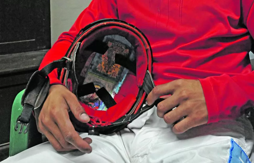 LO MUESTRA ORGULLOSO. José Vizcarra posee un crucifijo de Jesucristo que le regaló su tía.