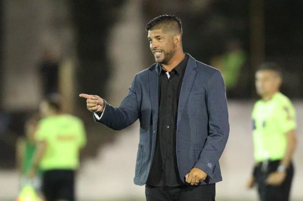 EL ÚLTIMO PARTIDO DEL AÑO. Gómez da una indicación en el duelo ante Gimnasia (M). foto de marcelo ruiz (especial para la gaceta)