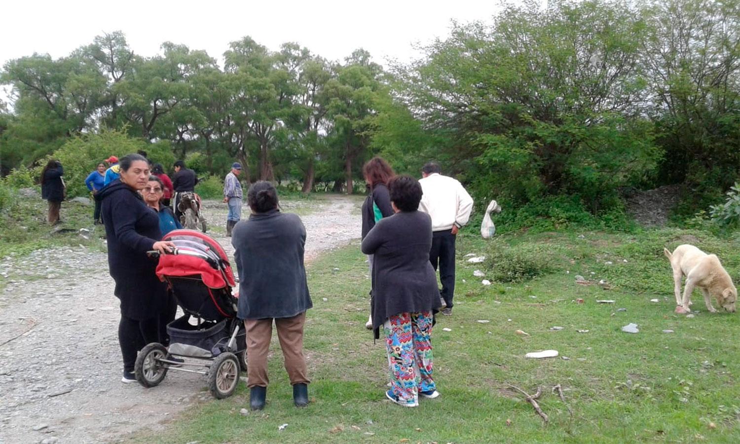 CONMOCIÓN EN EL PUEBLO. La gente se acercó al lugar del hallazgo, ayer al mediodía.