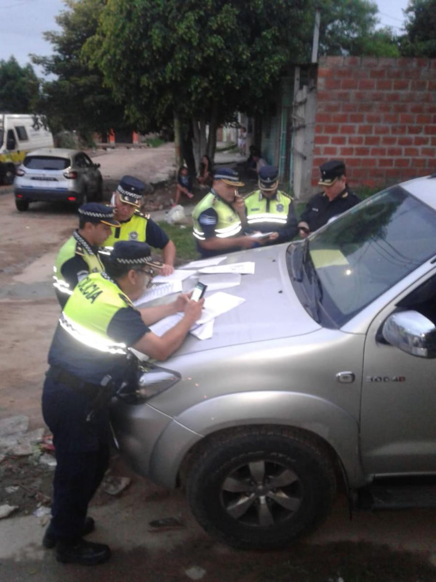 Los comisarios de la fuerza organizando las medidas. El de negro es Bernachi