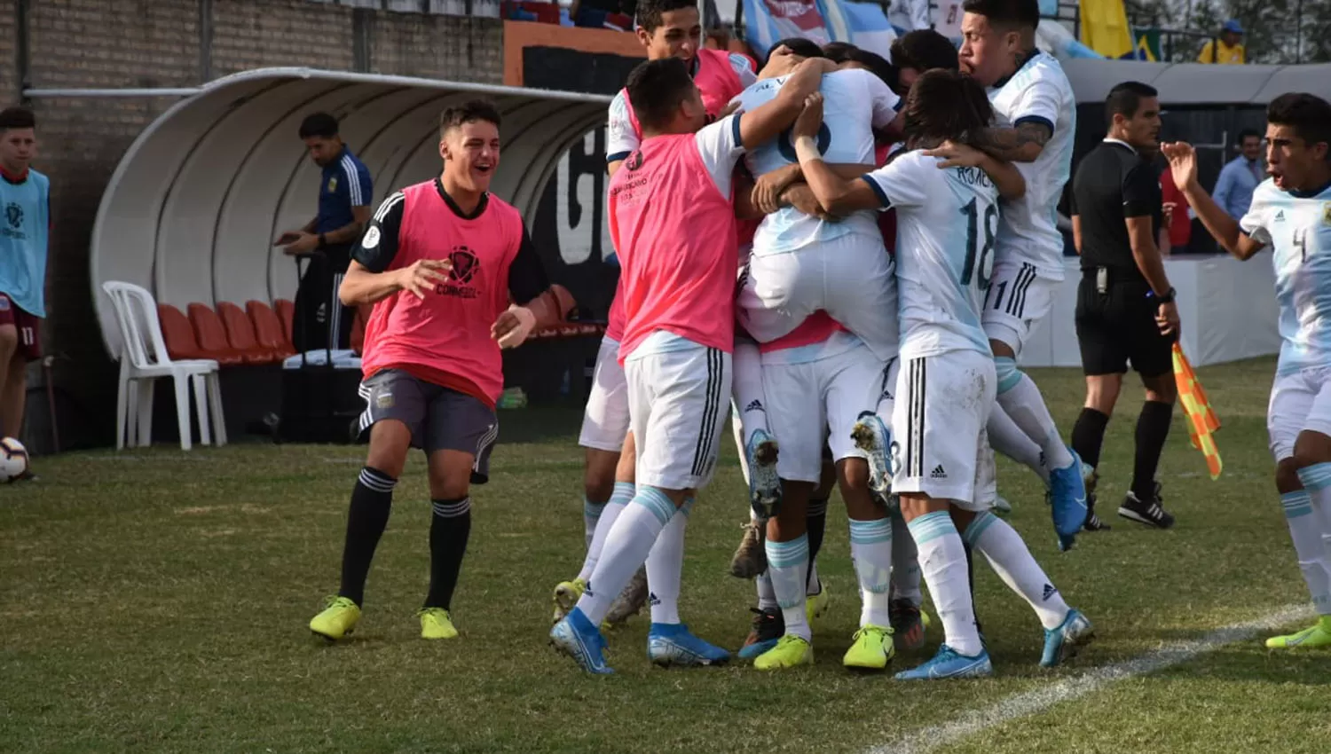 Los chicos del Sub15 de Argentina y su frenético festejo tras el triunfo ante Colombia. (FOTO TOMADA DE TWITTER @Argentina)