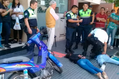 Un hombre con pedido de captura y una adolescente asaltaron una escribanía