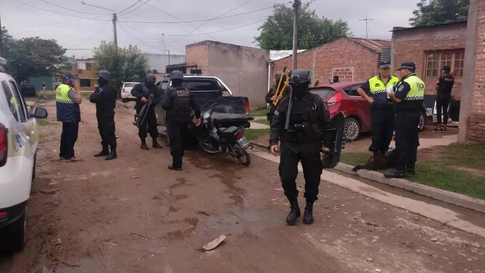 PROCEDIMIENTOS. Policías allanaron una de las 50 viviendas vinculadas a la red de la banda, según la investigación judicial.  