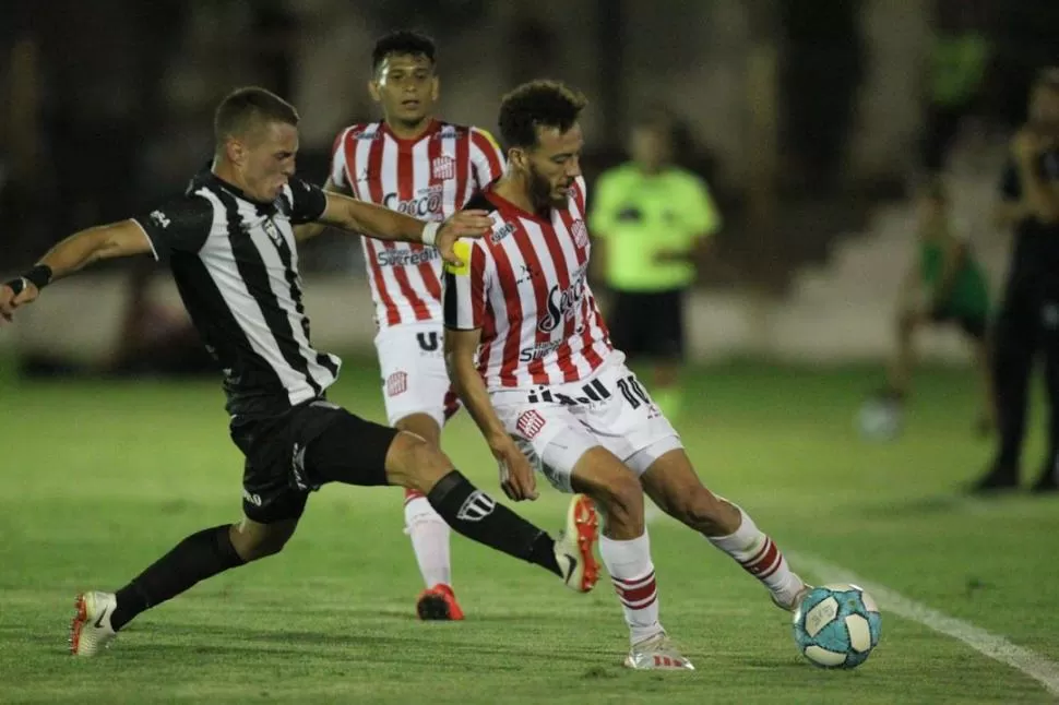 LA ÚLTIMA FUNCIÓN. En Mendoza, San Martín también paseó su fútbol y Claudio Mosca (foto) convirtió su primer gol con el “Santo” gracias a una enorme pegada. fotos marcelo ruiz (especial para la gaceta) 