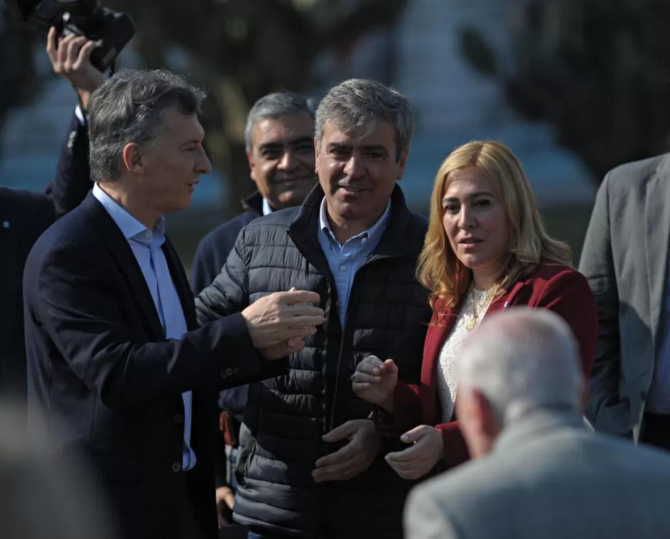 OTROS TIEMPOS. Macri comparte el momento con Beatriz Ávila, del que participaron el radical José Cano y el intendente peronista Germán Alfaro. la gaceta / foto de franco vera (archivo)