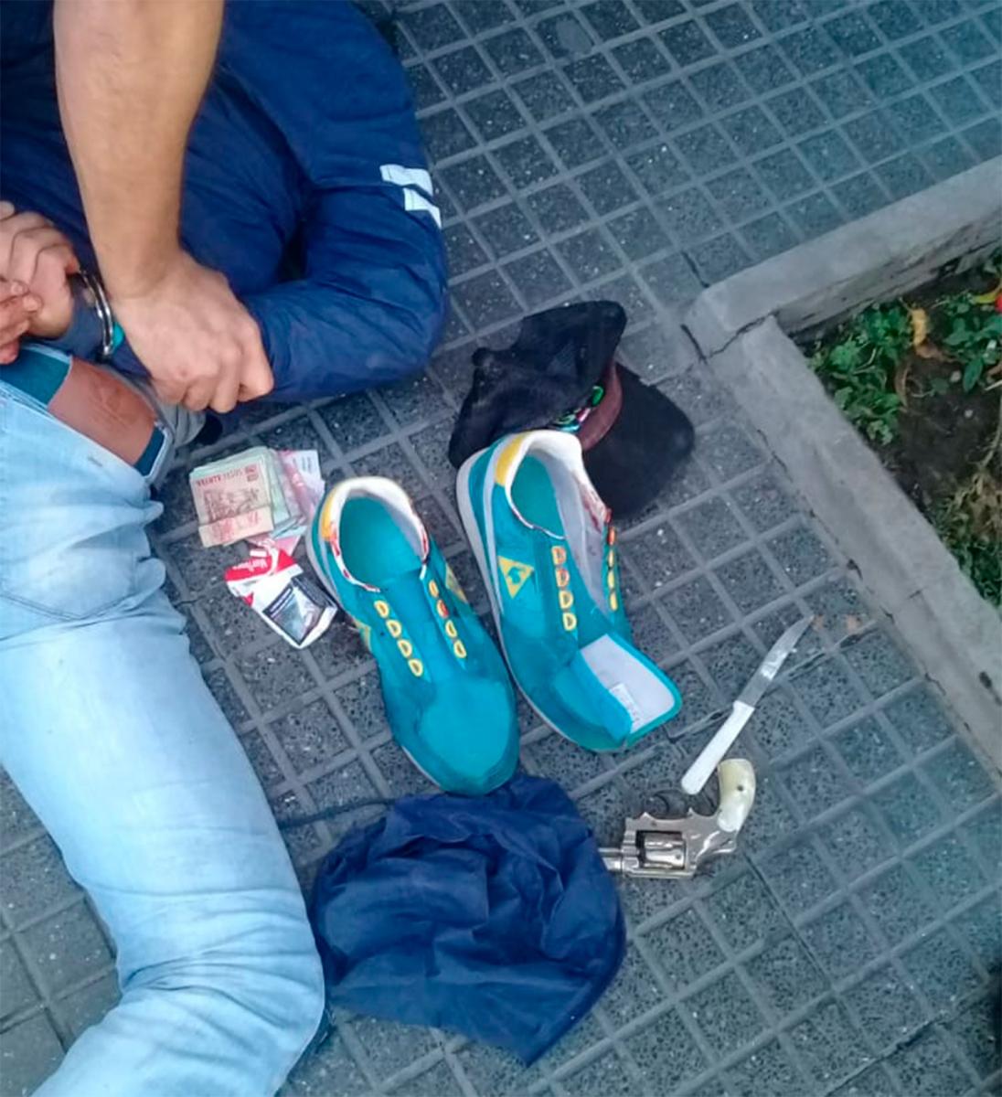 PLATA Y UN ARMA. La Policía secuestró el botín y el arma que utilizaron.