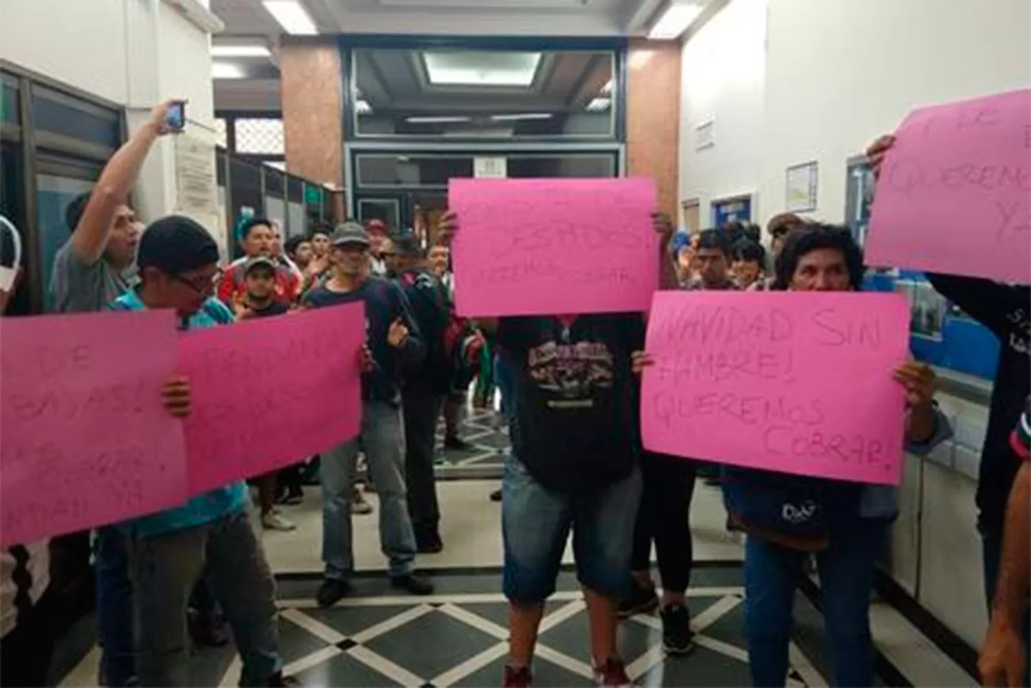 PROTESTA. Unas 200 personas se manifestaron en el Ministerio de Desarrollo Social.