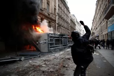 En las calles, los franceses desafiaron a Macron