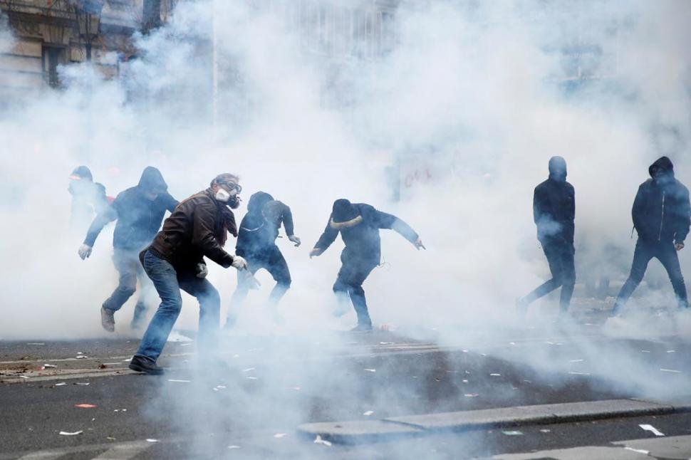 GASES Y PIEDRAS. Con máscaras, los movilizados enfrentan a policías. 