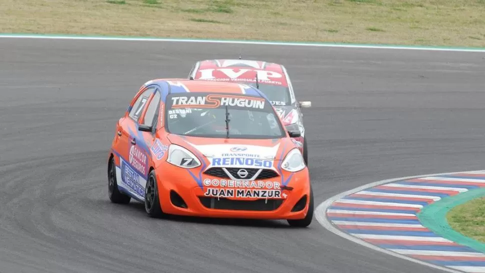 AL MÁXIMO. Aunque es la última fecha de la temporada, Bestani (arriba su auto) “Juampi” (abajo, a la izquierda) y Facundo, acelerarán a fondo buscando el mejor rendimiento. 