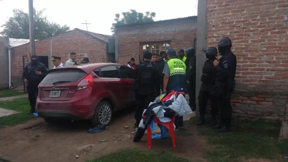 TRABAJO. Policías custodian la vivienda del barrio San Jorge donde se secuestraron ocho kilos de cocaína. 