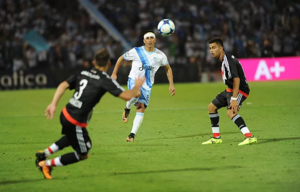 DIGNA TAREA. El Atlético de 2017 despidió ese año con una derrota ante River y en una final de Copa Argentina. Nada mal para el equipo de Acosta y compañía. la gaceta / foto de franco vera (archivo)