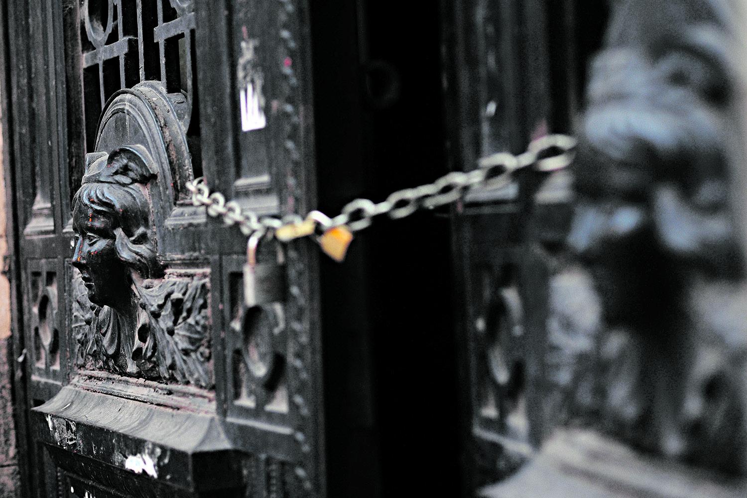 ANTIGUA DIRECCIÓN DE RENTAS.- El edificio de San Martín y Maipú pertenece a la Caja Popular, que lo usa como depósito. El detalle de la foto es todo un símbolo: la belleza de la puerta de hierro cruzada por el candado.