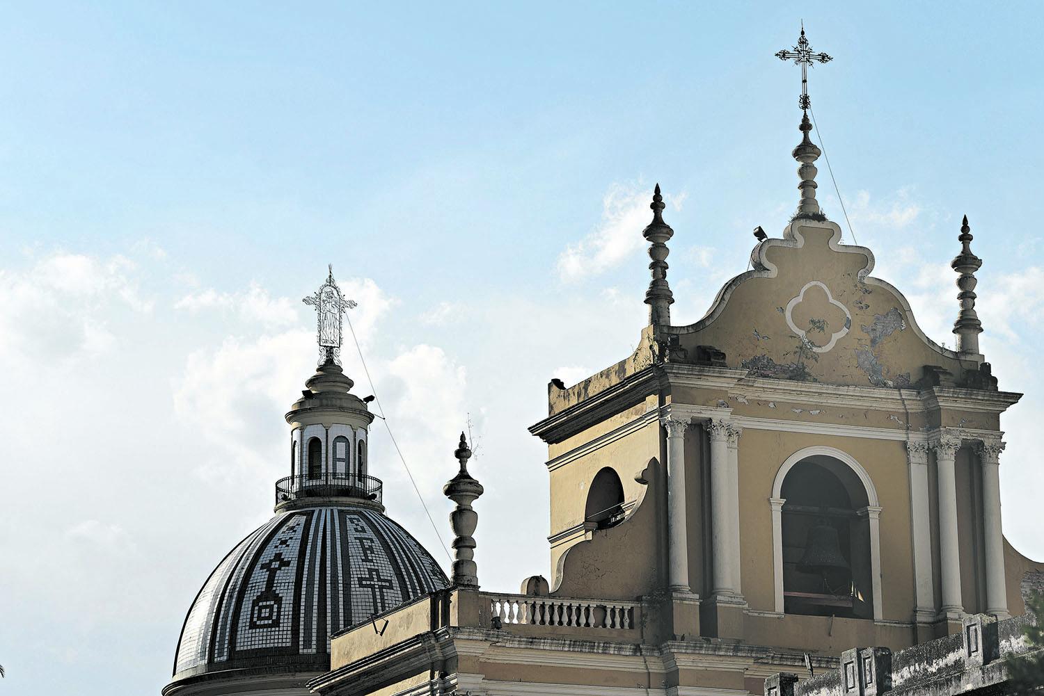 CAMPANARIO Y CÚPULA DE SAN FRANCISCO.- La iglesia corre grave peligro. Para iniciar los imprescindibles trabajos de restauración hacen falta al menos 6 millones de pesos. Es una de las joyas del patrimonio más amenazadas.