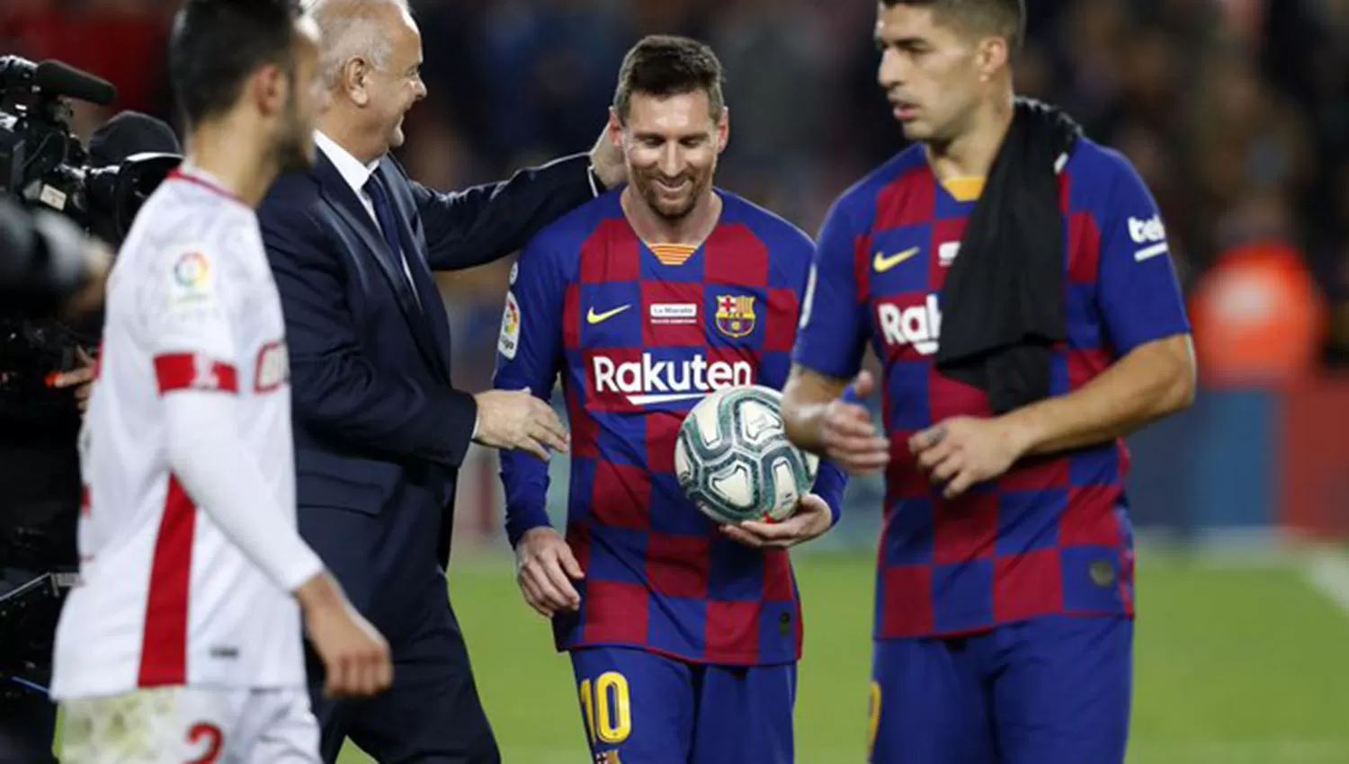 Messi se lleva la pelota después de su 35° triplete en la Liga española. (FOTO TOMADA DE PRENSA FC BARCELONA)