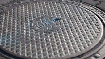 La leyenda de la tapa de alcantarilla ¿el objeto más rápido lanzado por el hombre?