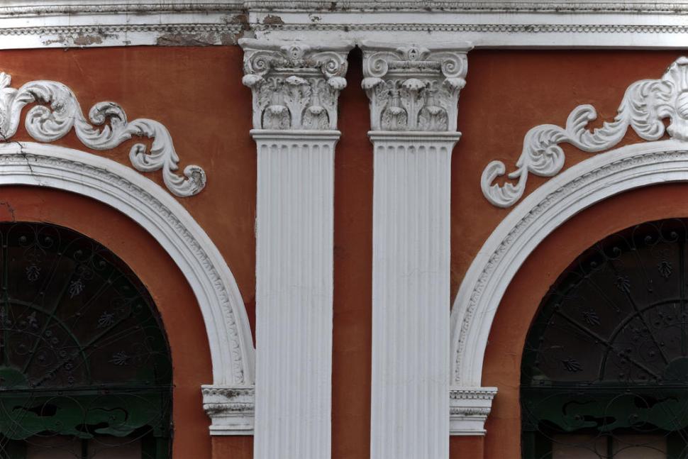 CASA PADILLA.- Detalle de las molduras de la fachada. El museo  integra el conjunto patrimonial aledaño a la plaza Independencia. 