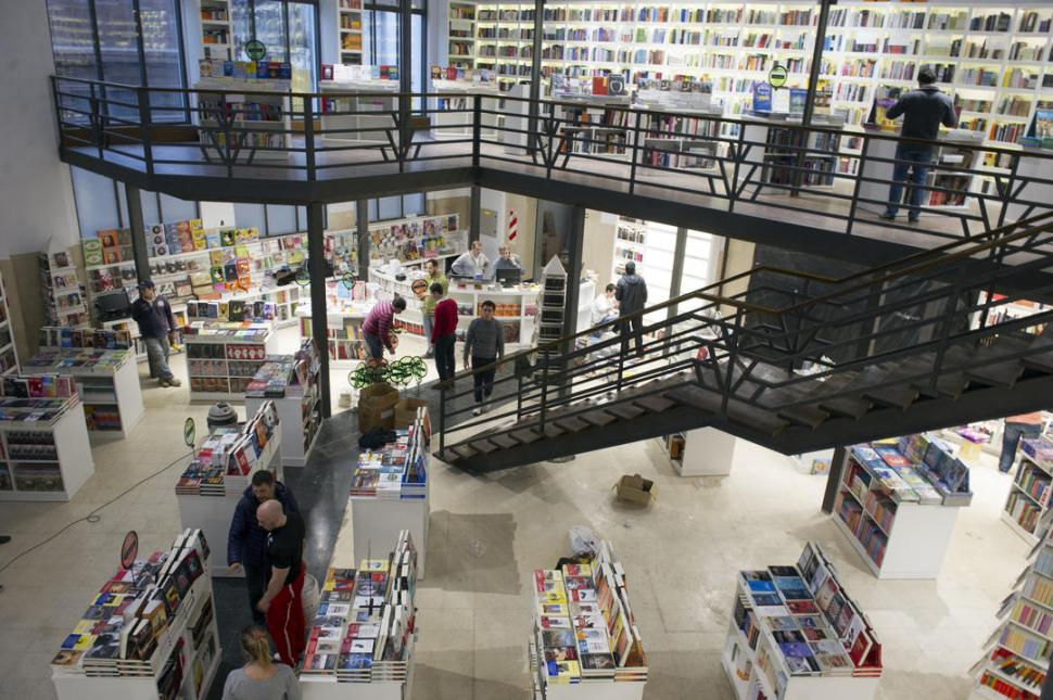 ANTIGUO BANCO HIPOTECARIO.- Fue reconvertido y ahora funciona una librería en San Martín y Junín. La obra de remodelación respetó las características arquitectónicas en el interior y en el exterior. 