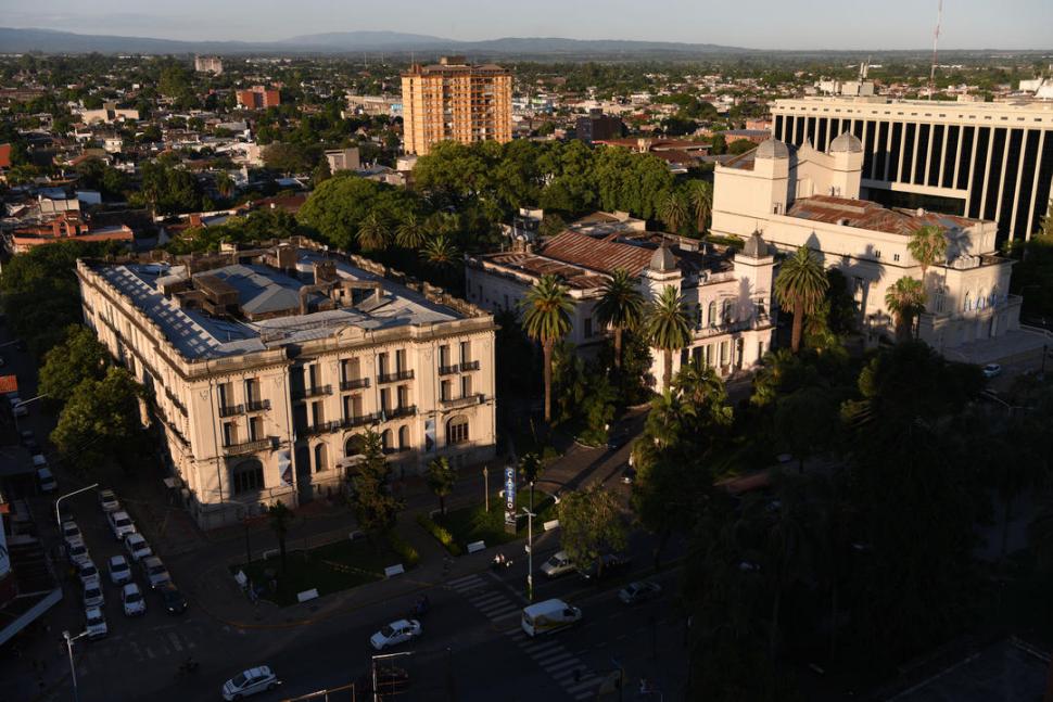 CONJUNTO DE LA PLAZA URQUIZA.- Se recortan sobre la avenida Sarmiento el ex hotel Savoy (hoy Casino de Tucumán), la antigua          Legislatura y el teatro San Martín. La inauguración se realizó entre 1911 y 1912. Era una vieja zona de quintas. La obra de Emilio Hugé y Vicente Colmegna rompió el esquema de manzanas tradicionales.