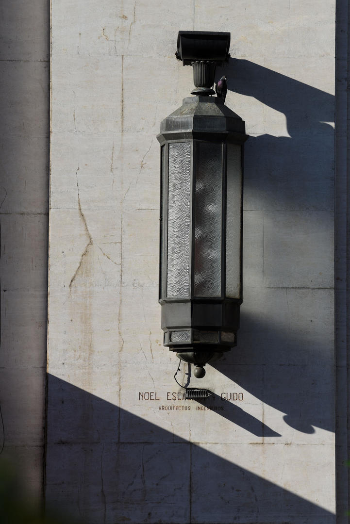 CAJA POPULAR DE AHORROS.- Una de las farolas que se distinguen en la fachada. La sede de la institución crediticia fundada por Ernesto Padilla data de 1939.