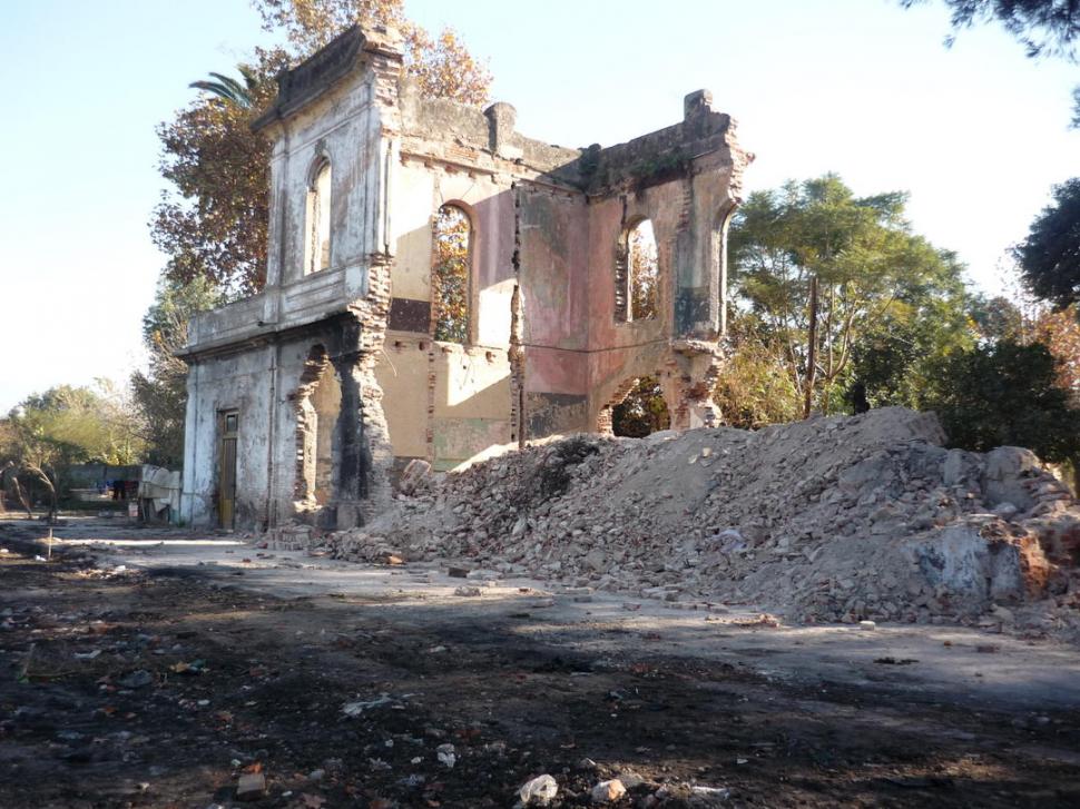 EX ESTACIÓN DE VILLA MUÑECAS.- Una de las joyas perdidas de nuestro patrimonio. Terminó de desmoronarse en 2011. 