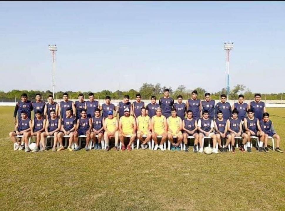 LISTOS. El plantel de Atlético posó para LG Deportiva. Cuerpo técnico, auxiliares y los que acompañaron durante el torneo, a pleno.  