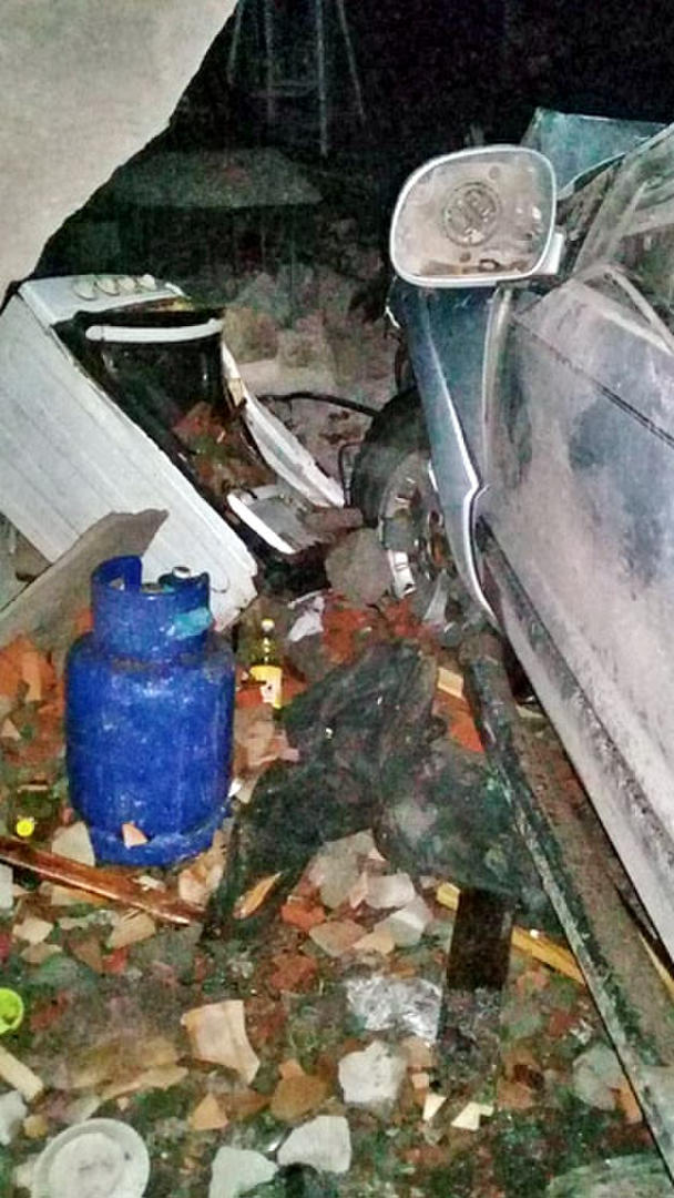 Una camioneta que manejaba un conductor ebrio les destruyó la casa