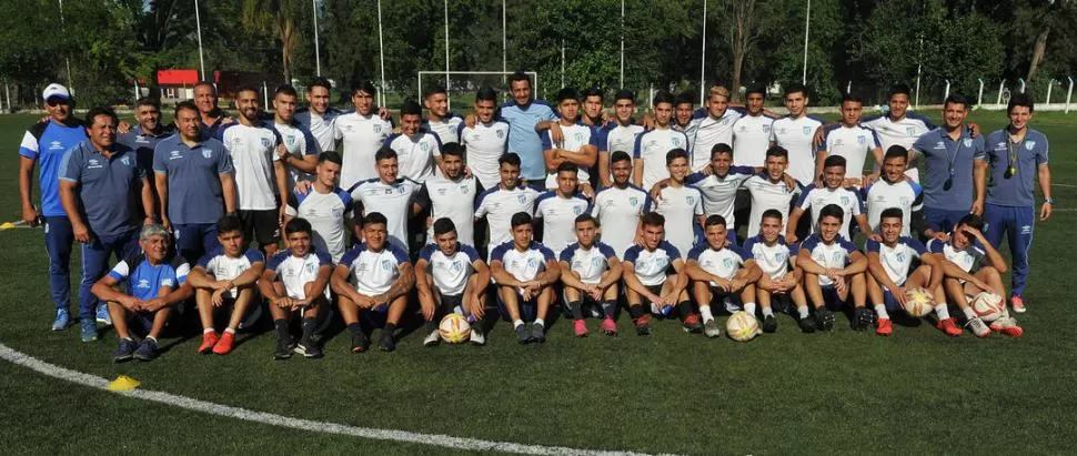 MOMENTO HISTÓRICO. Integrantes de Llorens también  se reunieron    para la foto.       Los “Bolsoneros” quieren su estrella. la gaceta / foto de ANTONIO FERRONI