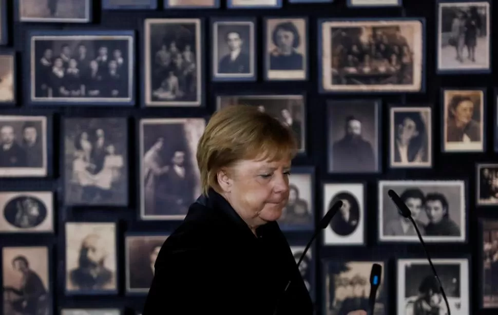 DE NEGRO. “Este lugar nos obliga a mantener viva la memoria”, dijo Merkel. reuters