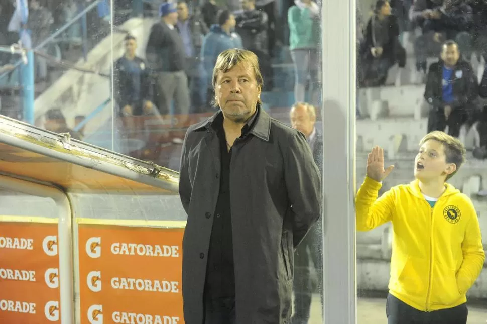 SIEMPRE SERIO. Ricardo Zielinski y una típica pose durante los partidos. la gaceta / foto de hector peralta