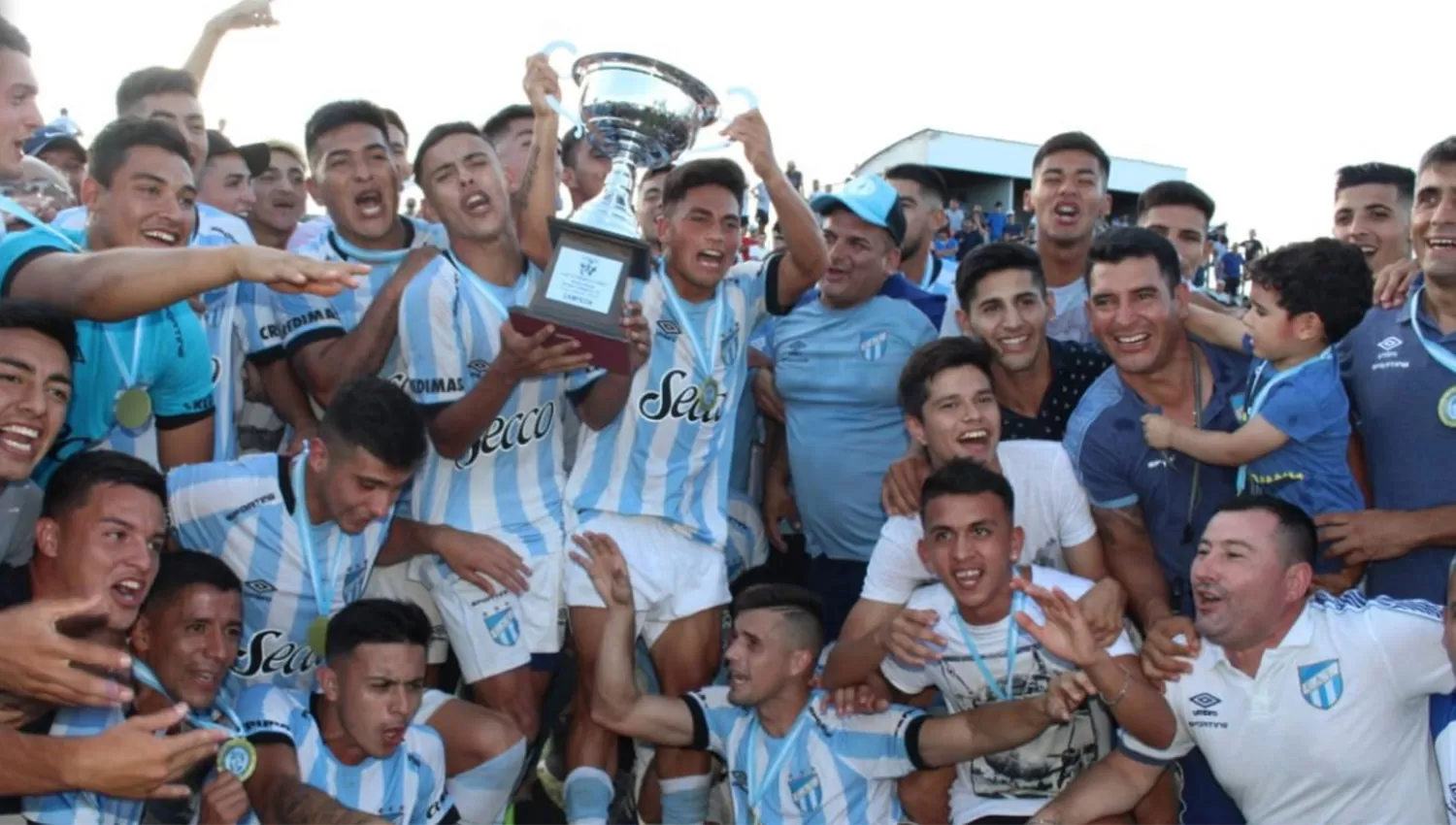 El festejo descontrolado de los chicos de Atlético. FOTO TOMADA DE TWITTER.COM/ATOFICIAL