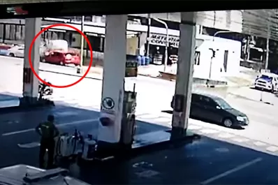 Video: un impactante choque en la avenida Belgrano quedó grabado por cámaras de seguridad