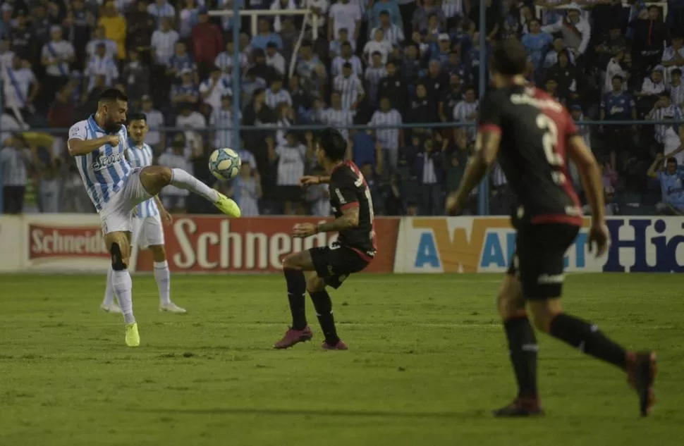 SE CANSÓ. Rojas remata por encima de Mauro Formica, de buen partido. El volante central de Atlético empezó bien, pero se cansó, se fue apagando y luego fue reemplazado en el segundo tiempo. la gaceta / foto de franco vera