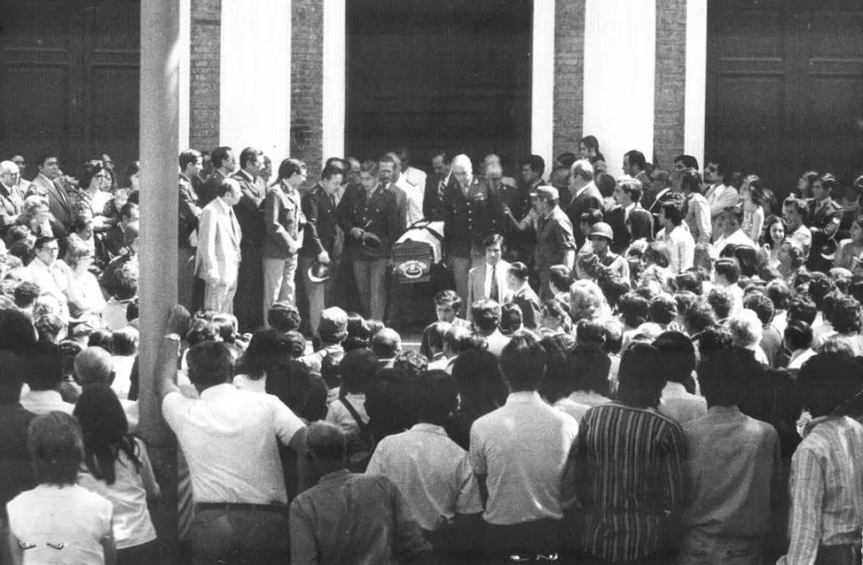 LA DESPEDIDA. Una multitud acompaña los restos del militar cuando abandonan  la sede del Comando, donde fueron velados. 