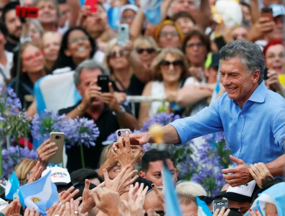 DEL BALCÓN AL ESCENARIO. “Gracias, hasta pronto, porque esto recién comienza. Gracias, los amo con locura”, exclamó el presidente saliente durante el acto. reuters