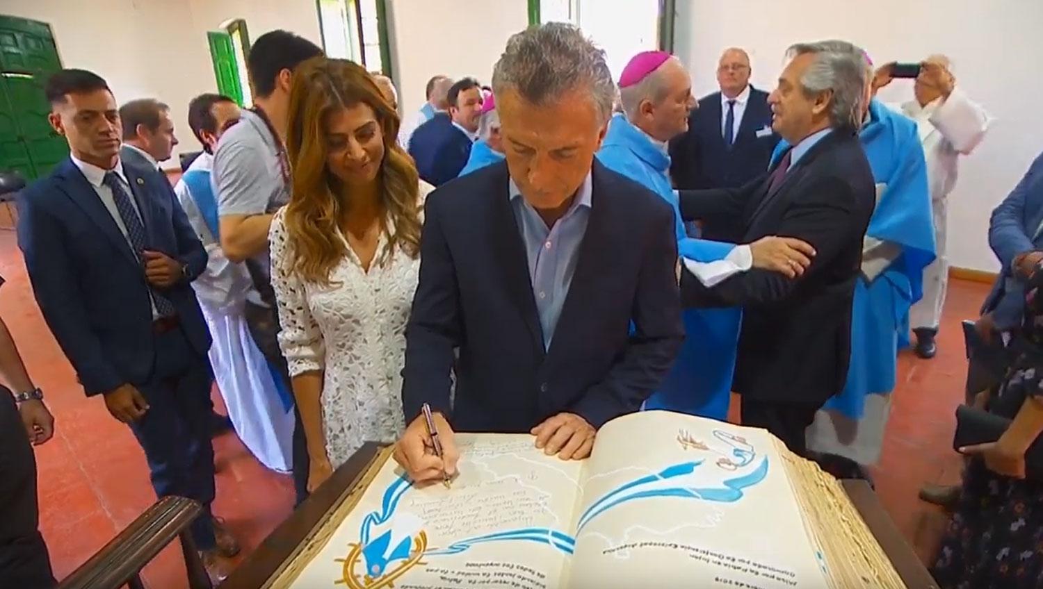 JUNTOS. Macri y Alberto comparten en Luján una misa a días del cambio de mando.