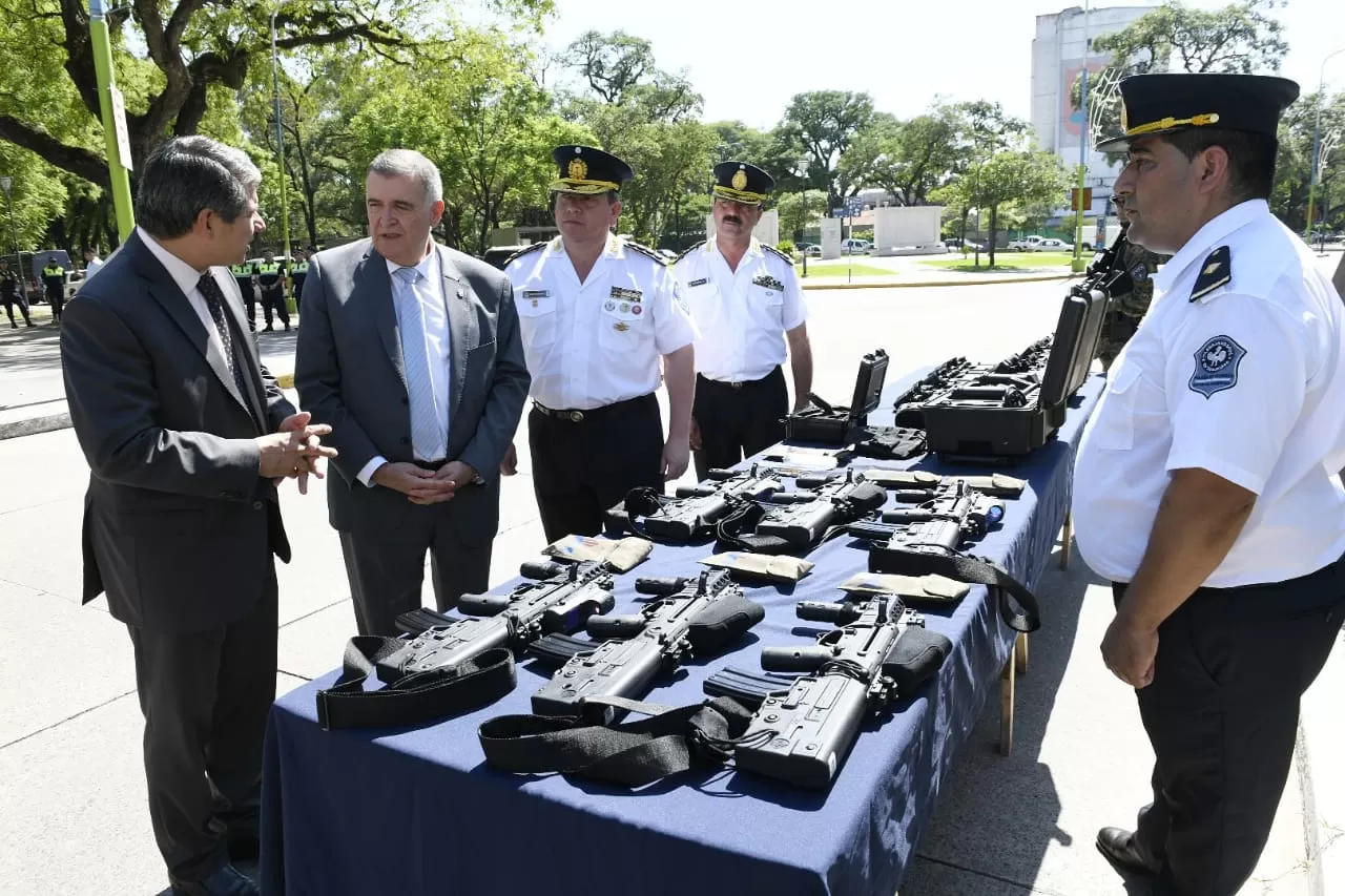 Las pistolas que presentaron durante el lanzamiento del operativo. 