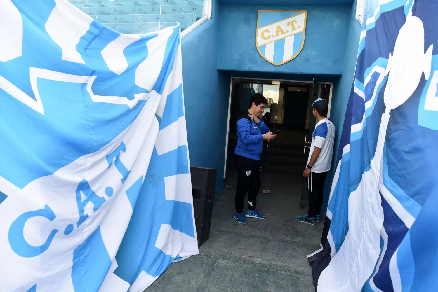 Los hinchas podrían darse con el gusto de salir por el túnel del club de sus amores. LA GACETA/FOTO DE DIEGO ARÁOZ (ARCHIVO)