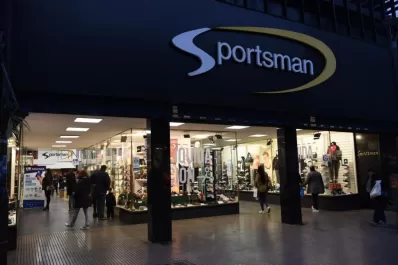 Compró zapatillas para ella y su hija en Sportsman