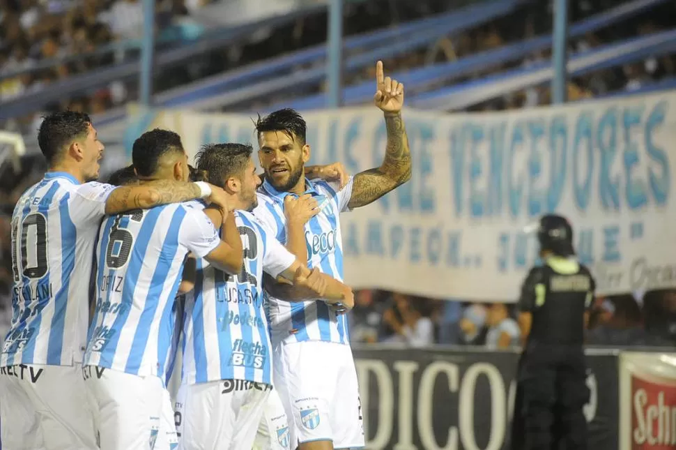 CONFORMES. Toledo festeja el 1 a 0 ante Newell’s en lo que podría haber sido la octava victoria del equipo en la Superliga. Igualmente, el delantero y sus compañeros terminaron satisfechos con lo hecho. 