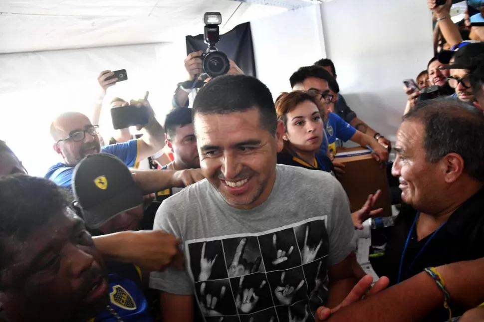 FELIZ. Riquelme recibió el cariño de los hinchas durante la elección que consagró a Jorge Amor Ameal.. 