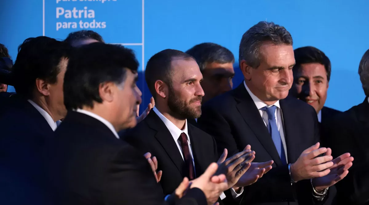 Martín Guzmán junto a Agustín Rossi durante la asunción de Fernández. REUTERS